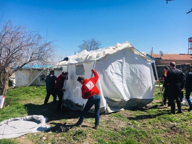 Deprem sonrası yaralar sarılıyor