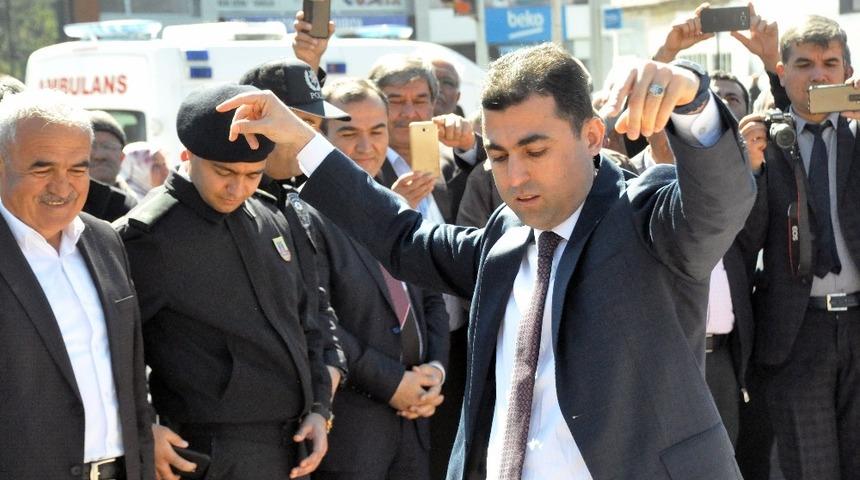 Kaymakam Zeybek oynadı halk alkış tuttu