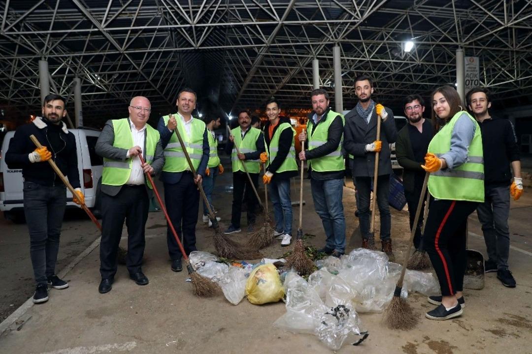 &Ouml;ğrenciler temizlik iş&ccedil;ileri ile sokak s&uuml;p&uuml;rd&uuml;, &ccedil;&ouml;p topladı