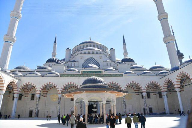 İmamoğlu cuma namazını Çamlıca Camii'nde kıldı