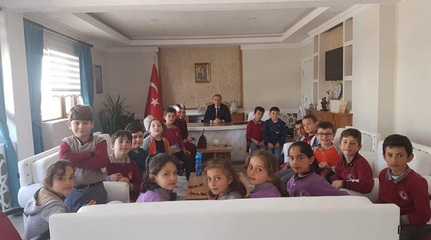 &Ouml;ğrenciler Kaymakam Akın ile r&ouml;portaj yaptı