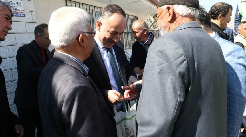 Camilerde vatandaşa 10 bin fidan dağıtıldı