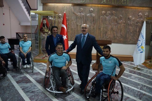 Vali Köşger’den 2 engelli sporcuya tekerlekli sandalye