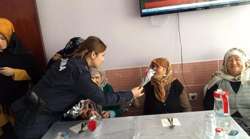 Jandarmadan huzurevi sakinlerini duygulandıran ziyaret