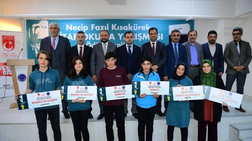 Kitap okuma yarışmasının kazananları &ouml;d&uuml;llendirildi