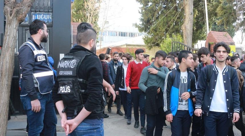 Polis okul &ouml;nlerinde adeta kuş u&ccedil;urtmuyor