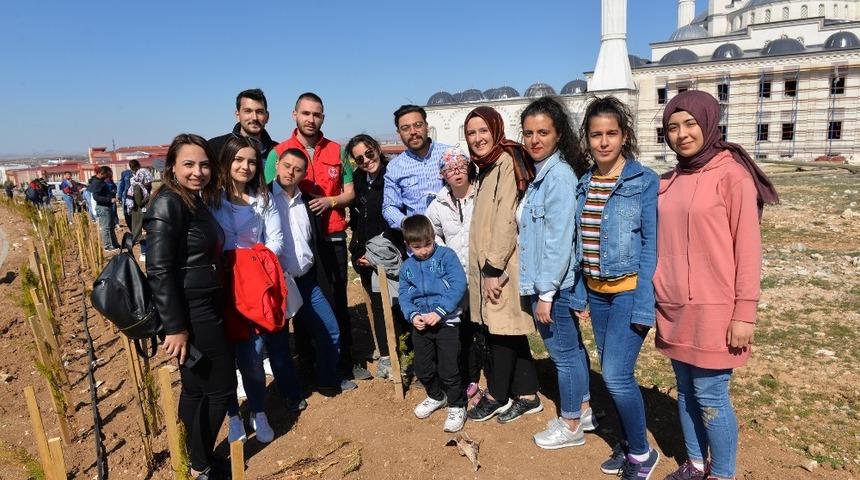Down sendromlu &ouml;ğrenciler fidan dikti
