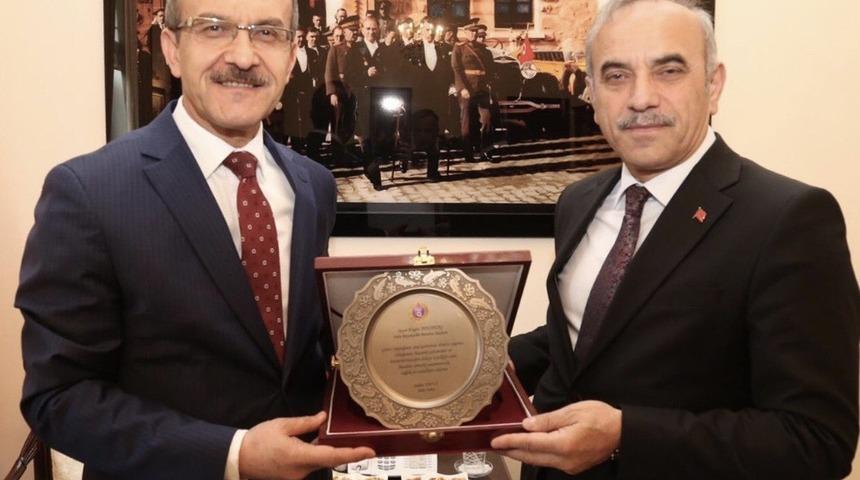 Vali Yavuz&rsquo;dan belediye başkanlarına teşekk&uuml;r plaketi