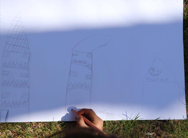 10 yaşındaki Saniye depremde yıkılan evlerinin resmini çizdi