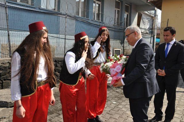 Vali Gündüzöz muhtarla bir araya geldi