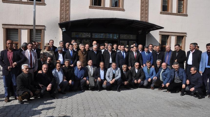 Vali Gündüzöz muhtarla bir araya geldi