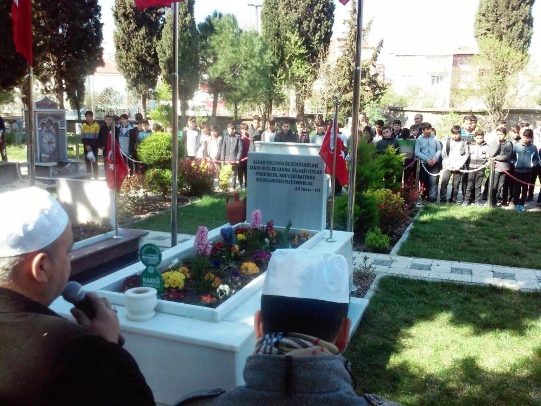 Okullarına adını veren şehidin kabri başında Kur&rsquo;an okudular