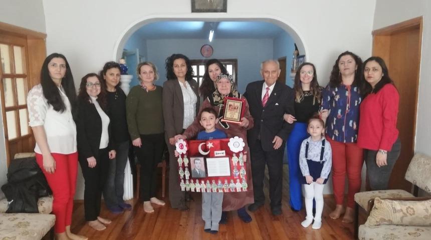 Şehit yakını olan öğrencilerin evlerine gidildi