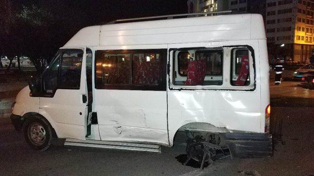 Samsun’da minibüs ile otomobil çarpıştı: 2 yaralı