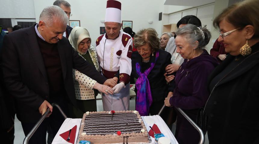Binali Yıldırım huzurevini ziyaret etti
