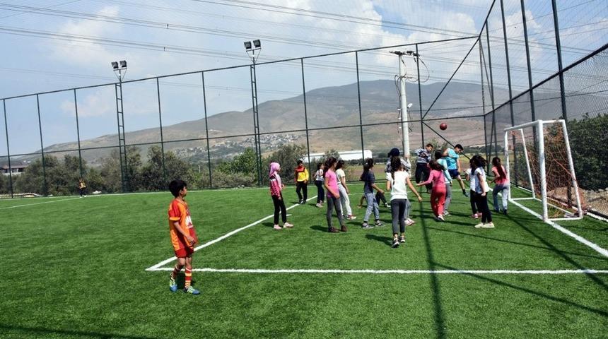 Aliağa Belediyesinden t&uuml;m mahallere halı saha