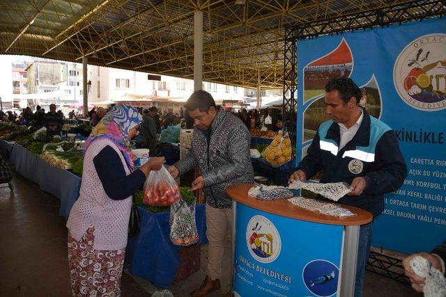 Ortaca Belediyesi poşet kullanımını önlemek için bez çanta dağıttı