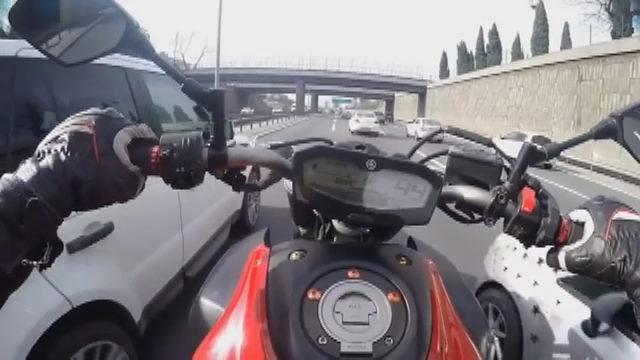 Motosikletli trafik magandasının TEM'de tehlikeli hareketleri