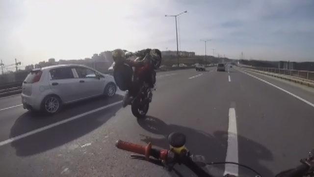 Motosikletli trafik magandasının TEM'de tehlikeli hareketleri