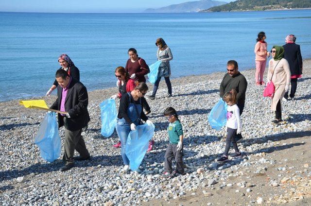 Ana sınıfı öğrencileri ve engelliler, Bozyazı sahilini temizledi