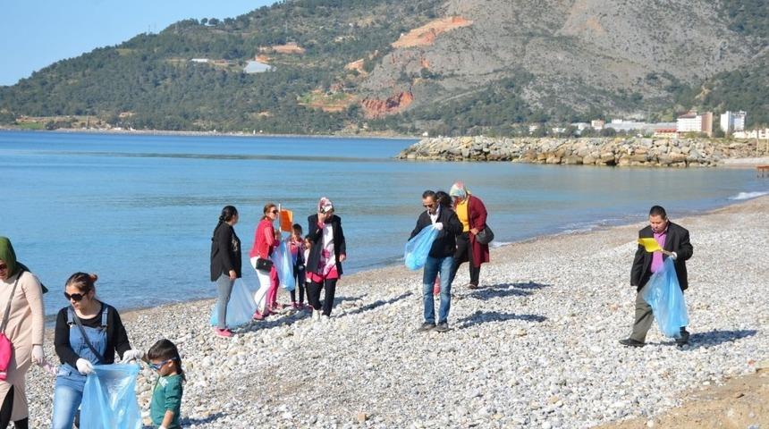 Ana sınıfı &ouml;ğrencileri ve engelliler, Bozyazı sahilini temizledi