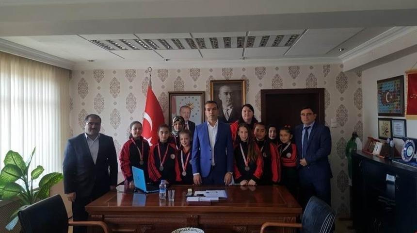 Başarılı sporcular &ouml;d&uuml;lendirildi