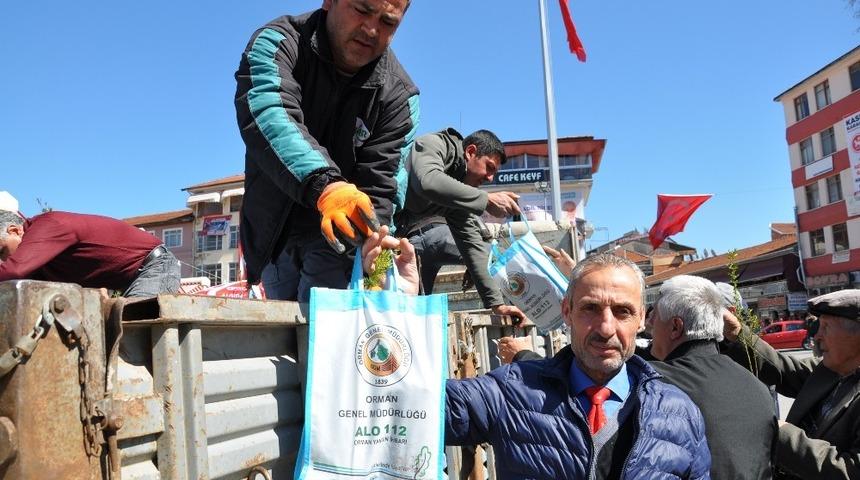Simav’da vatandaşlara 2 bin 500 adet fidan dağıtıldı