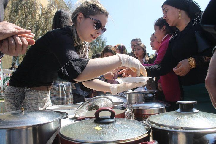 Silopi’de öğrenciler düzenledikleri kermeste şarkı söyleyerek eğlendi G2