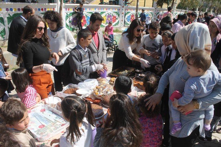 Silopi’de öğrenciler düzenledikleri kermeste şarkı söyleyerek eğlendi G3