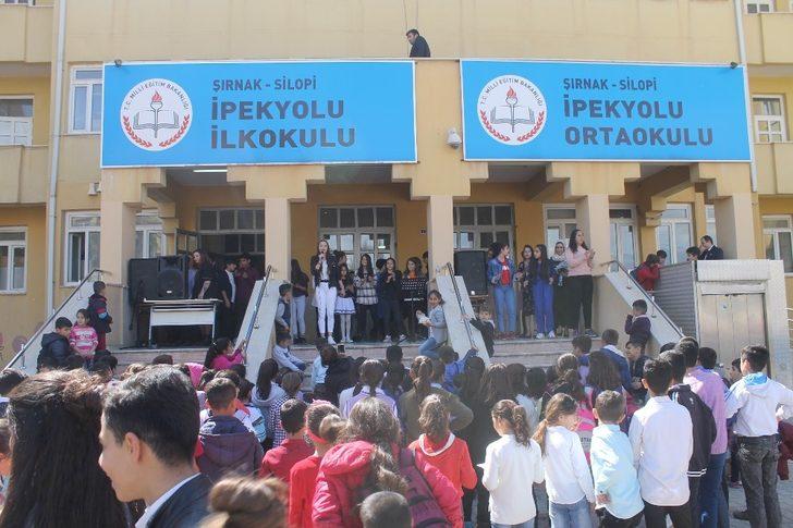 Silopi’de öğrenciler düzenledikleri kermeste şarkı söyleyerek eğlendi G5