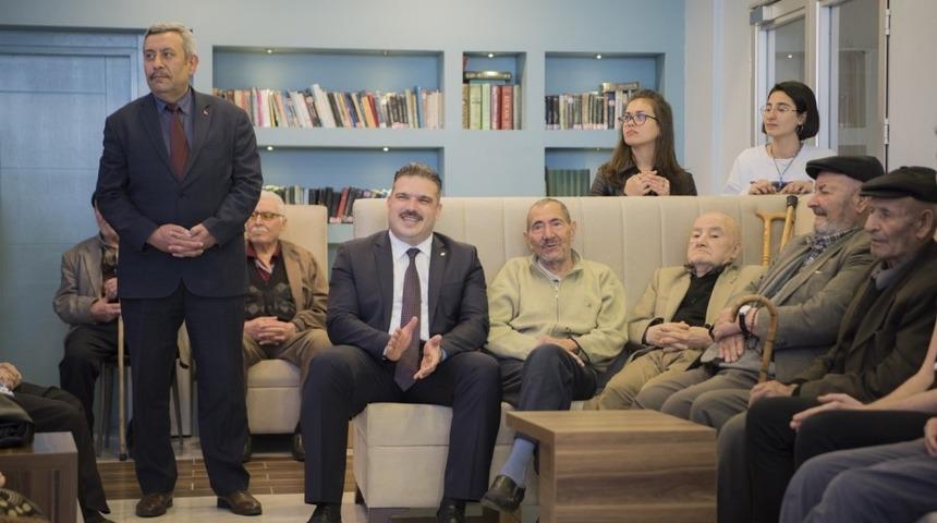 R&ouml;kt&ouml;r &Ccedil;omaklı huzurevi sakinleri ile buluştu