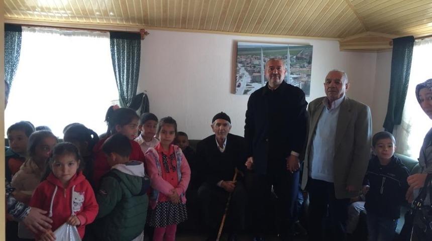 Anaokulu &ouml;ğrencilerinden yaşlı yaşam merkezine ziyaret