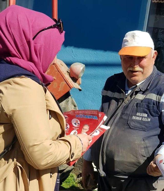 Seçim çalışmalarını anne ve babasıyla birlikte yürütüyor