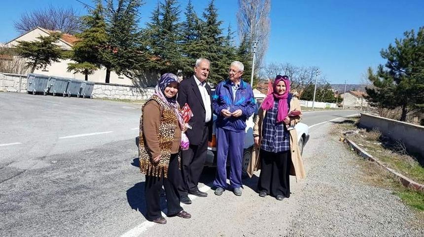 Se&ccedil;im &ccedil;alışmalarını anne ve babasıyla birlikte y&uuml;r&uuml;t&uuml;yor