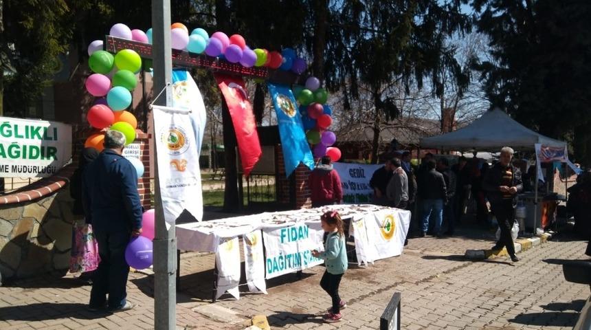 Gediz&rsquo;de 5 bin 200 adet fidan dağıtıldı