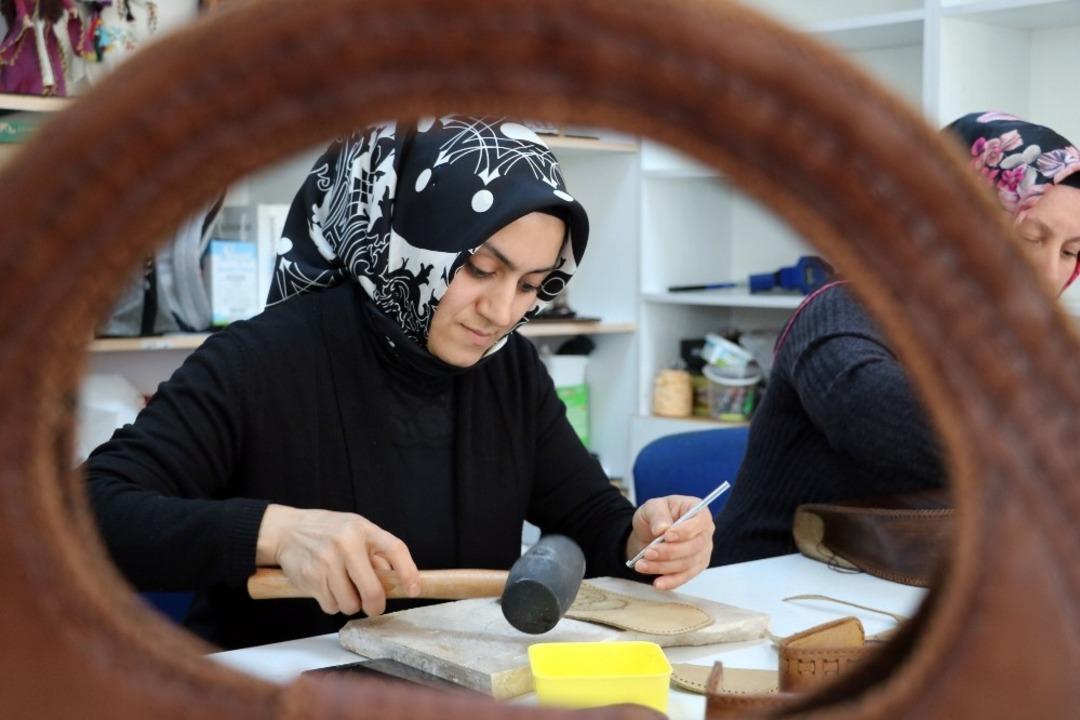 Ham deriyi d&ouml;verek sanata d&ouml;n&uuml;şt&uuml;r&uuml;yorlar