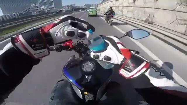 Motosiklet üzerinde tehlikeli oyun