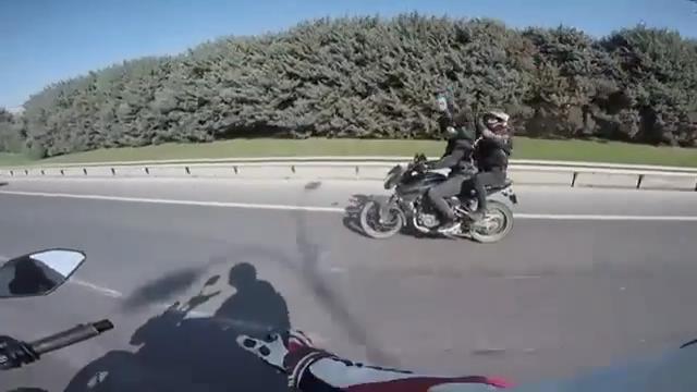 Motosiklet üzerinde tehlikeli oyun