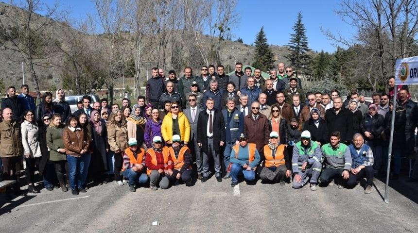 Orman &ccedil;alışanlarından fidan dikim ş&ouml;leni