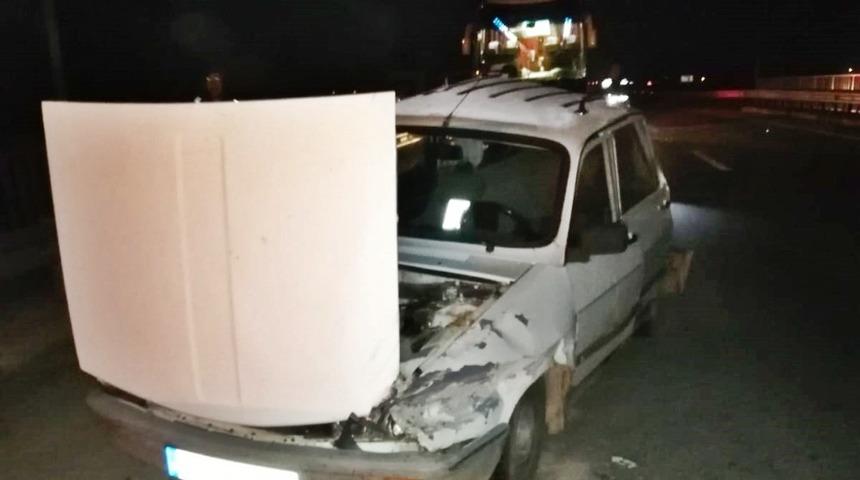 Otob&uuml;s otomobile arkadan &ccedil;arptı: 2 yaralı