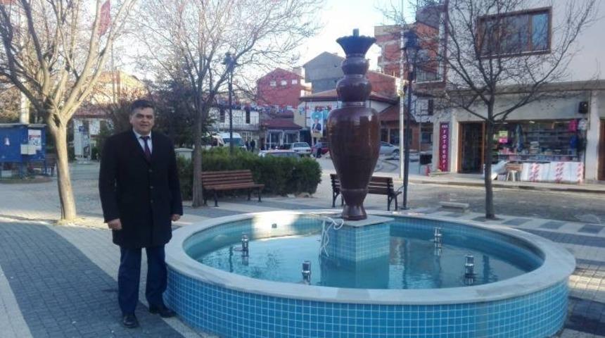 &Ccedil;&ouml;mlek ustaların yaptığı 2 metre y&uuml;ksekliğindeki k&uuml;p il&ccedil;e merkezine yerleştirildi