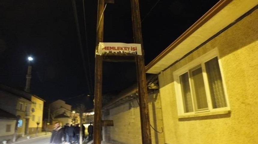 Pazaryeri&rsquo;nde se&ccedil;im afişlerine &ccedil;irkin saldırı