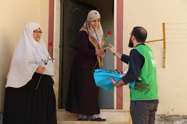 Suriye’de çocuklarına kaybeden anne babalara Yaşlılar Haftası’nda gül hediyesi