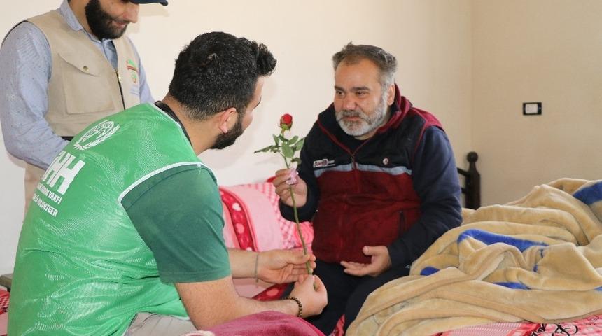 Suriye&rsquo;de &ccedil;ocuklarına kaybeden anne babalara Yaşlılar Haftası&rsquo;nda g&uuml;l hediyesi