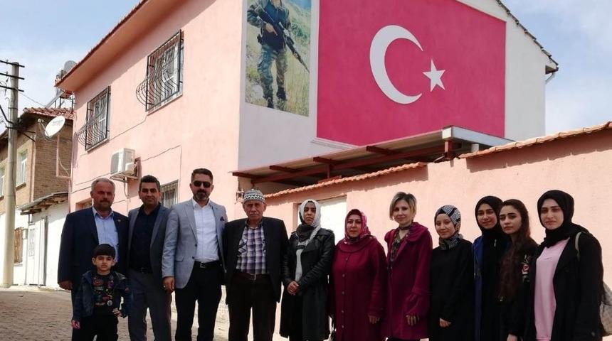 İmam hatipli kız &ouml;ğrenciler şehit ailesini unutmadı