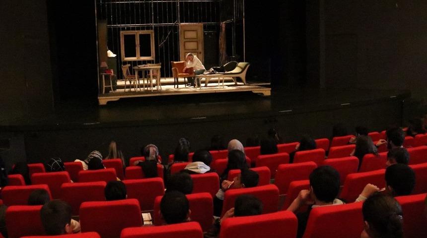 Gevaşlı öğrenciler ilk defa tiyatro ile tanıştılar
