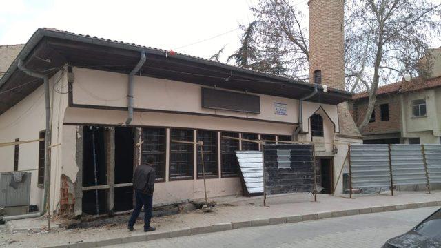 Tarihi Bolvadin Alaca Camii bakıma alındı