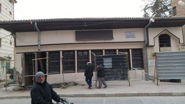 Tarihi Bolvadin Alaca Camii bakıma alındı