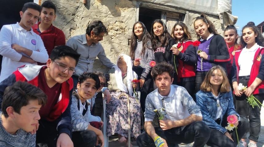 &Ouml;ğrencilerden yaşlılara ziyaret