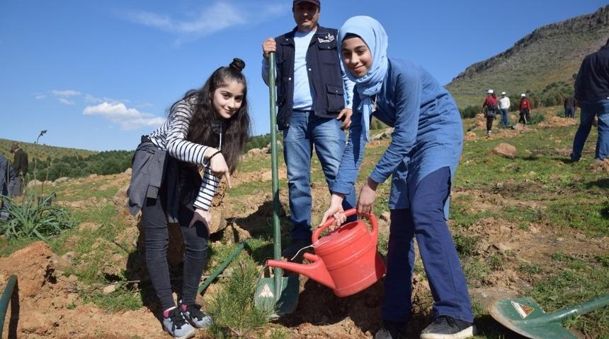 Kahramanmaraş&rsquo;ta 5 bin fidan toprakla buluştu
